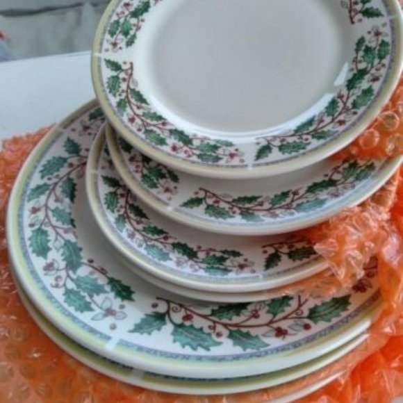Other - 16 Piece Christmas Dish Set 4 dinner plate 4 bowls 4 cups 4 saucers